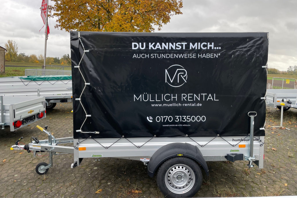 Bild: Müllich Rental Autovermietung - Anhänger mit Hochplane